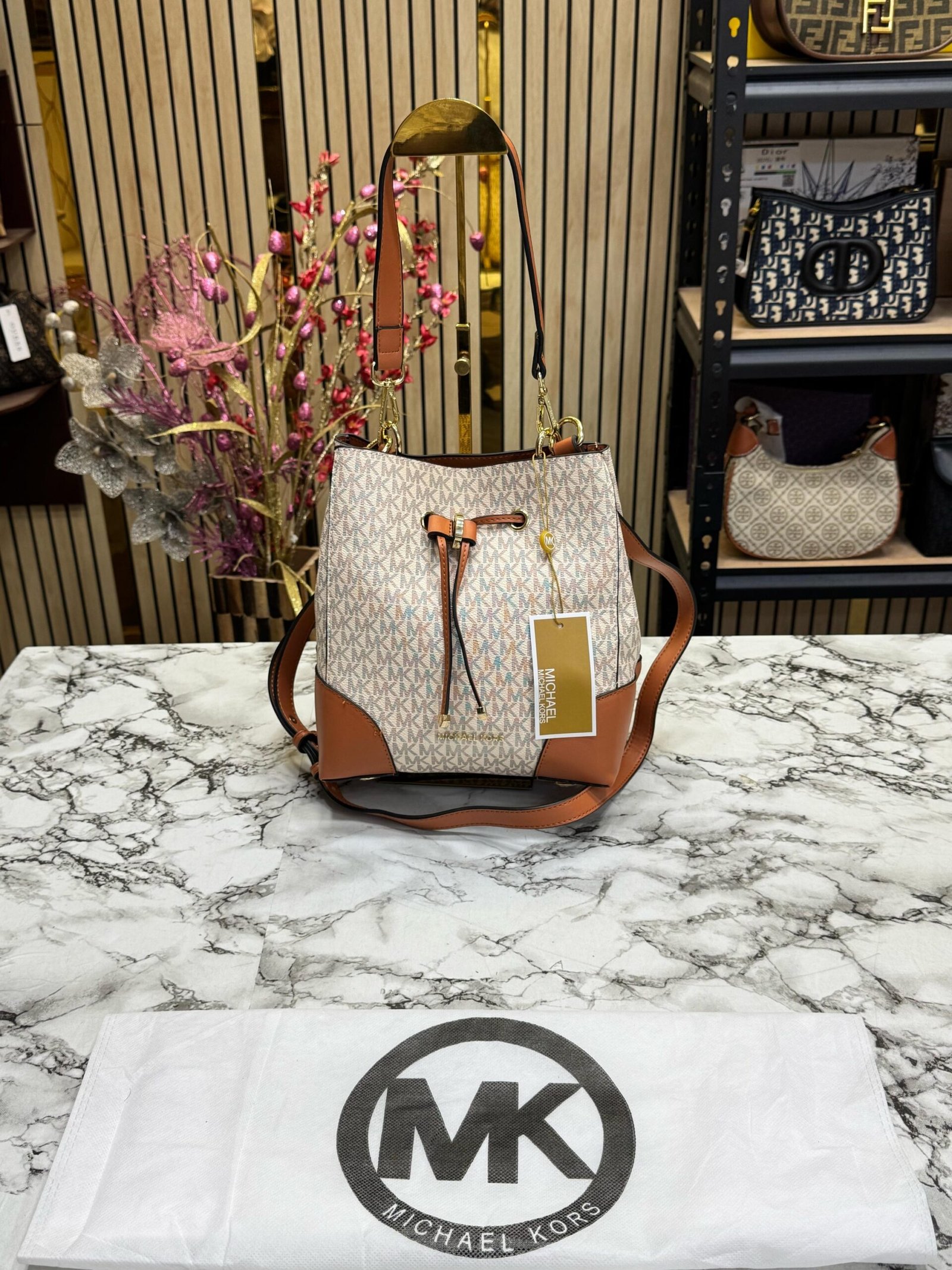 MICHAEL KORS BUCKET WITH ORIGINAL DUST BAG PACKING AND CARRY BAG