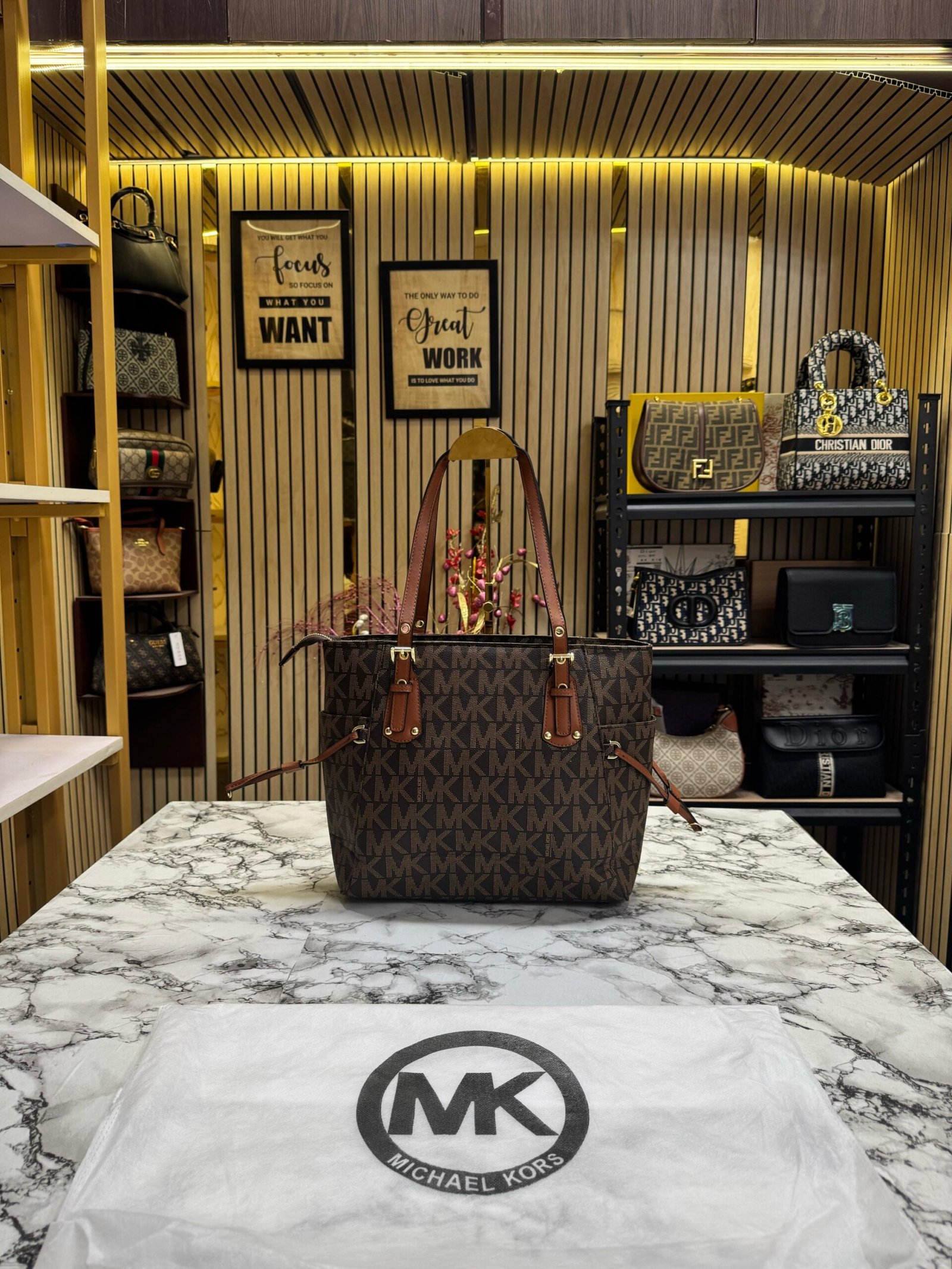 MICHAEL KORS VOYAGER PREMIUM TOTE BAG WITH OG DUST BAG