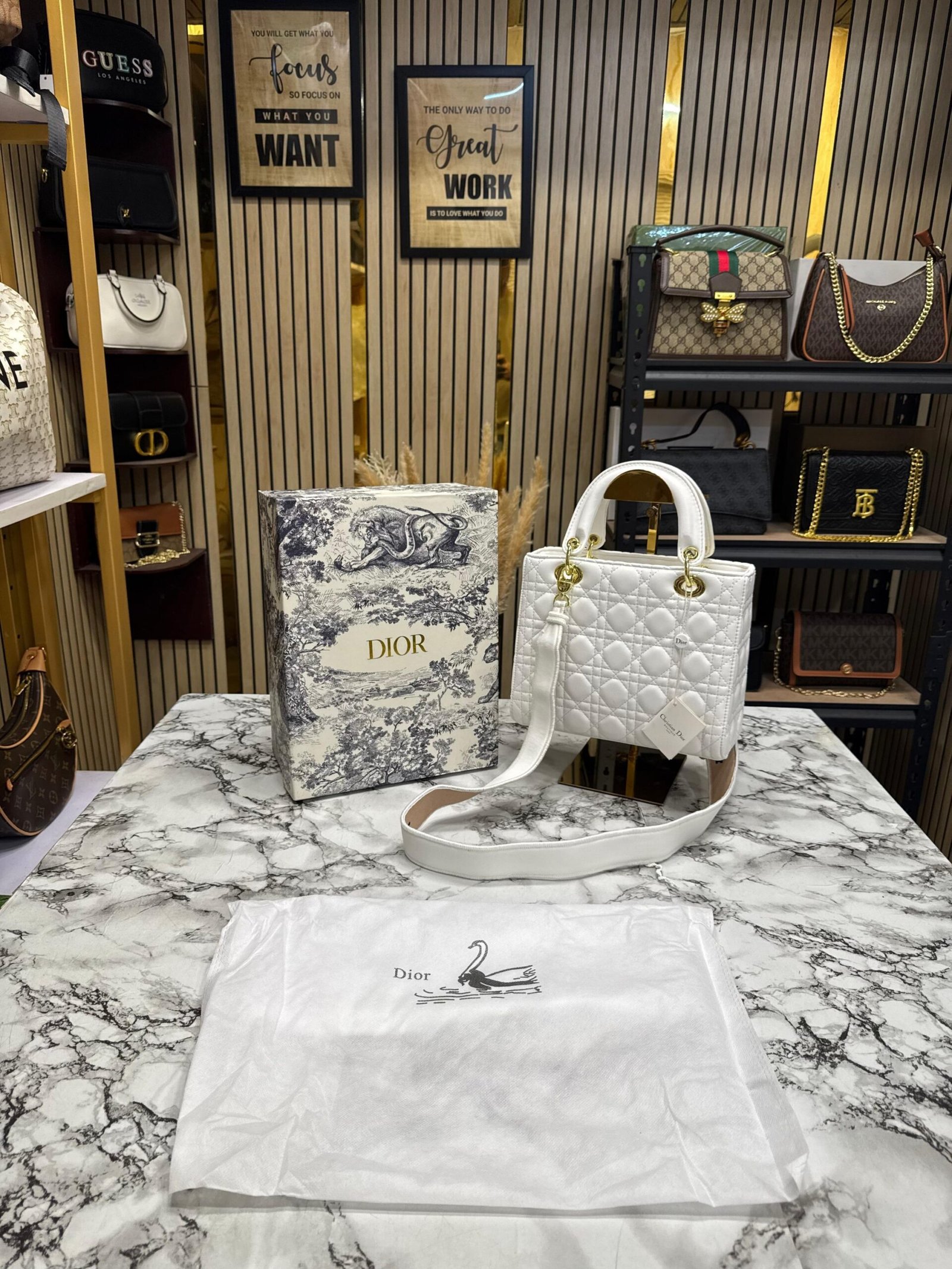 CHRISTIAN DIOR LADY PREMIUM QUALITY WITH ORIGNAL BOX AND CARRY BAG